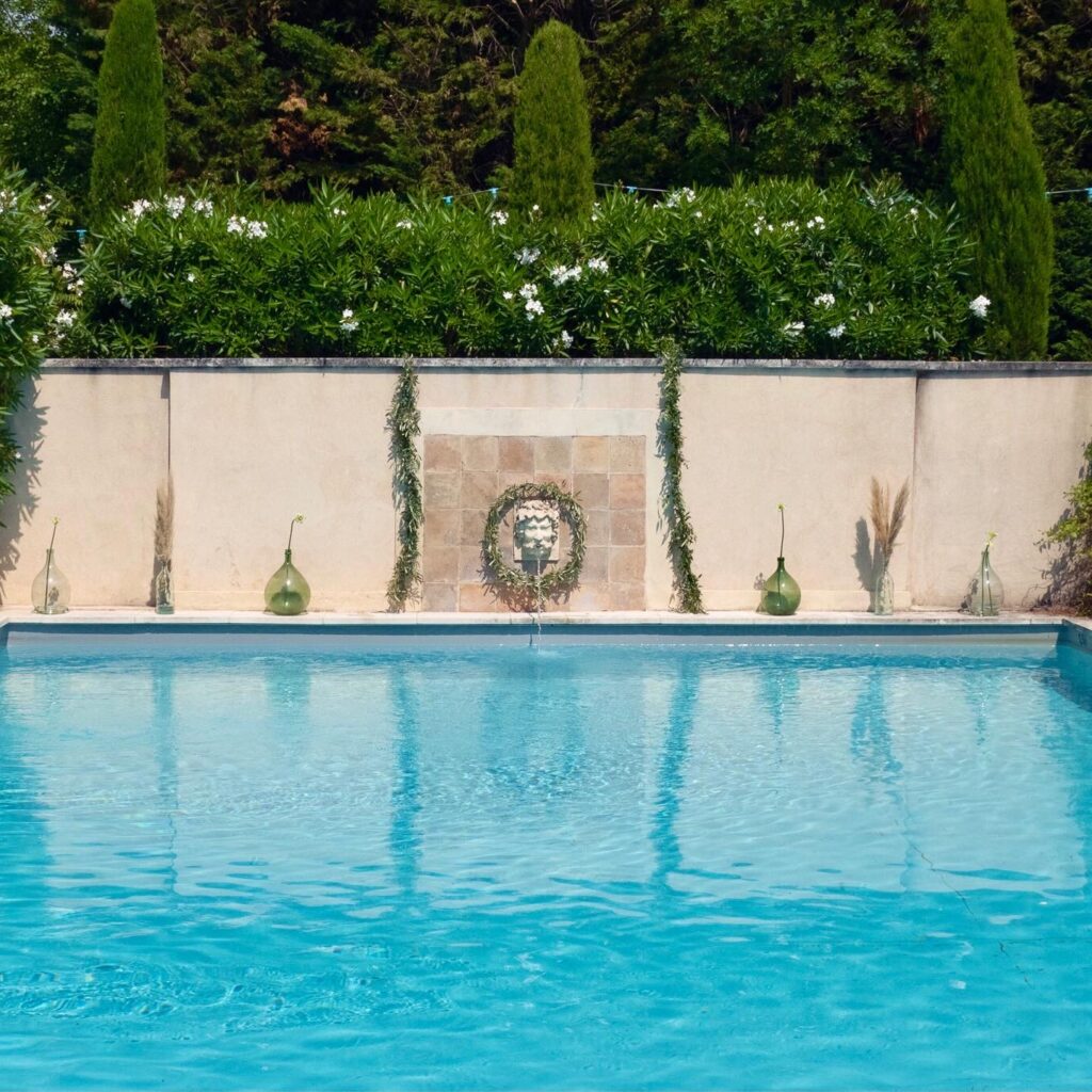piscine fontaine blanche fleur