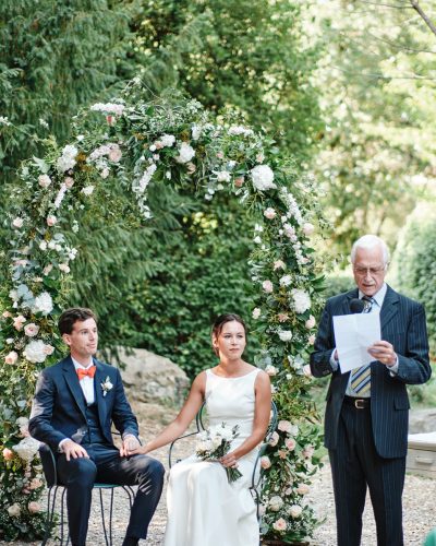 Mariés officiant arche jardins Blanche Fleur