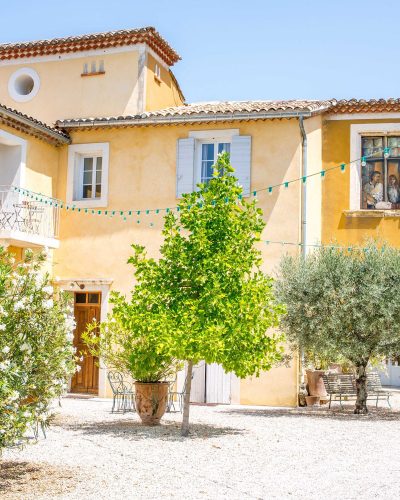 cour bastide arborée blanche fleur