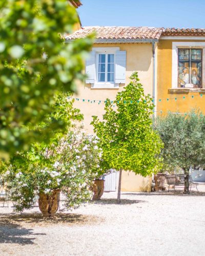 cour bastide arborée blanche fleur