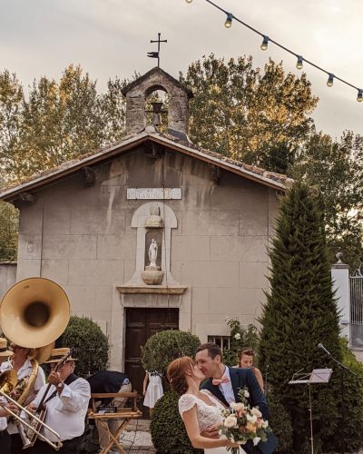 couple devant chapelle groupe de musique Blanche Fleur