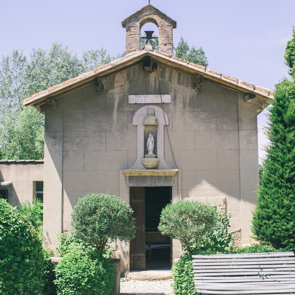 extérieur chapelle blanche fleur