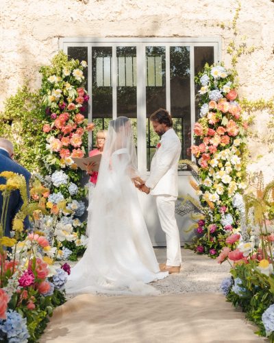 couple fleurs pour cérémonie atelier blanche fleur